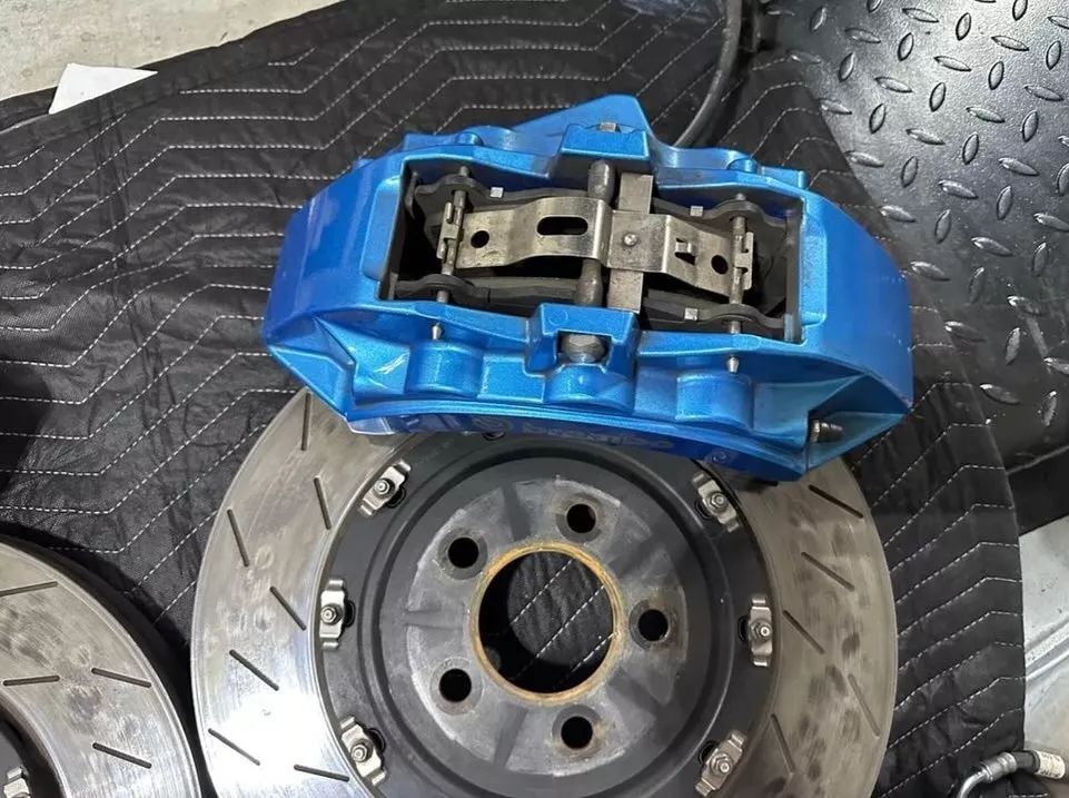 Full Hellcat front and rear brake system, calipers, pads, rotors, hoses - Image 2